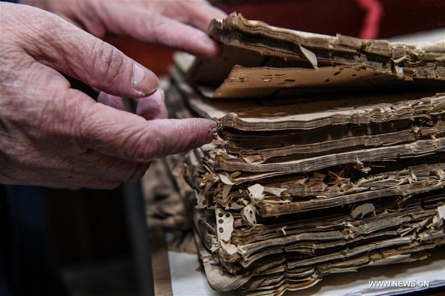 **CHINA-CHENGDU-ANCIENT BOOK REPAIRER (CN)