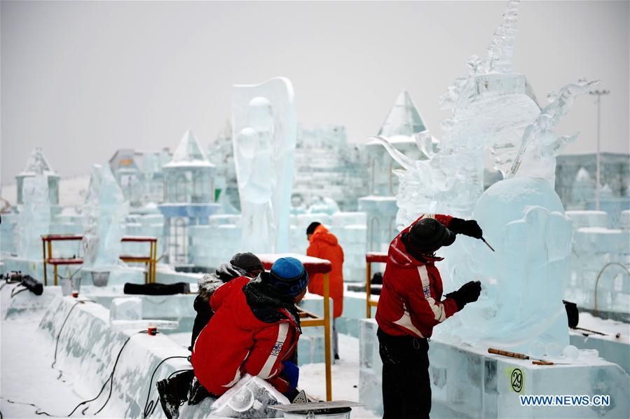 CHINA-HEILONGJIANG-HARBIN-ICE SCULPTURE (CN)