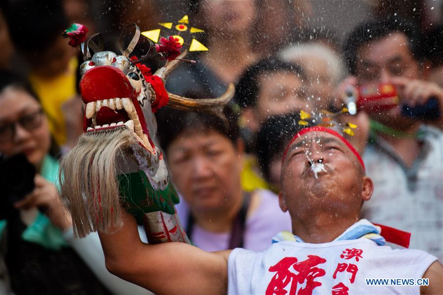 CHINA-MACAO-BIRTH OF BUDDHA-DRUNKEN DRAGON DANCE (CN)