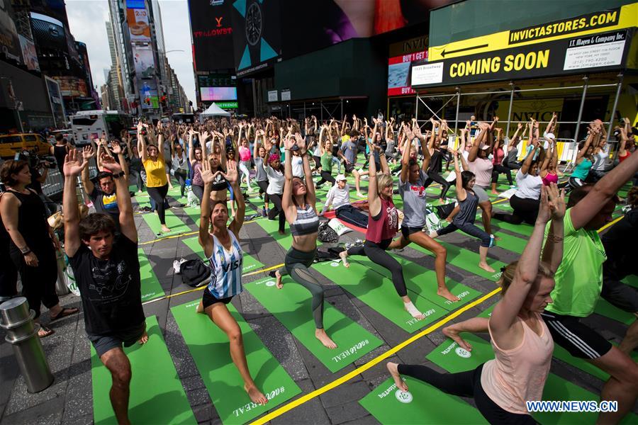 U.S.-NEW YORK-TIMES SQUARE-SOLSTICE-YOGA