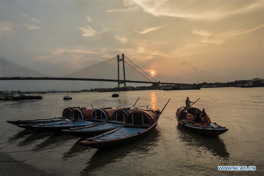 INDIA-KOLKATA-SUNSET-DAILY LIFE