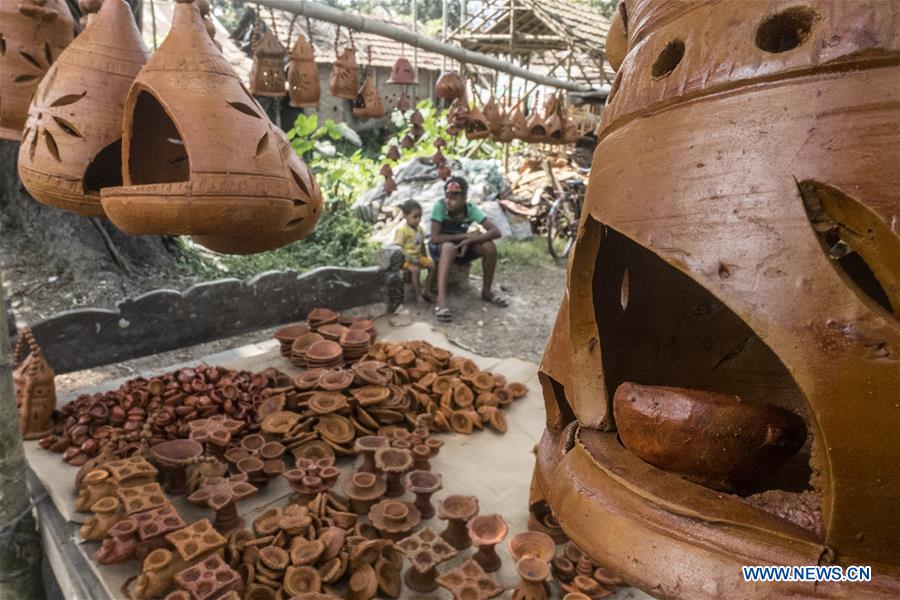 INDIA-KOLKATA-EARTHEN LAMP