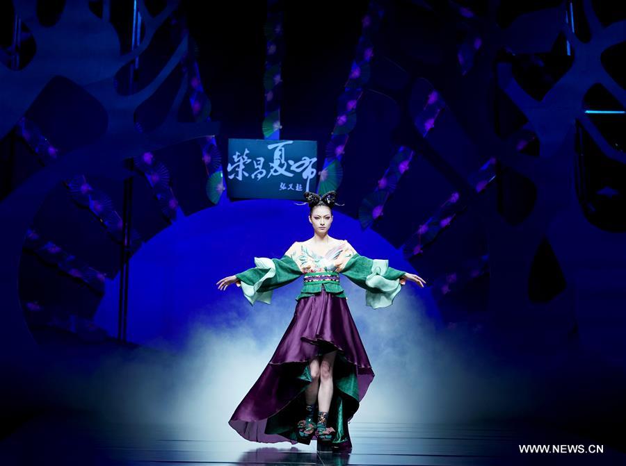 CHINA-BEIJING-FASHION WEEK (CN)