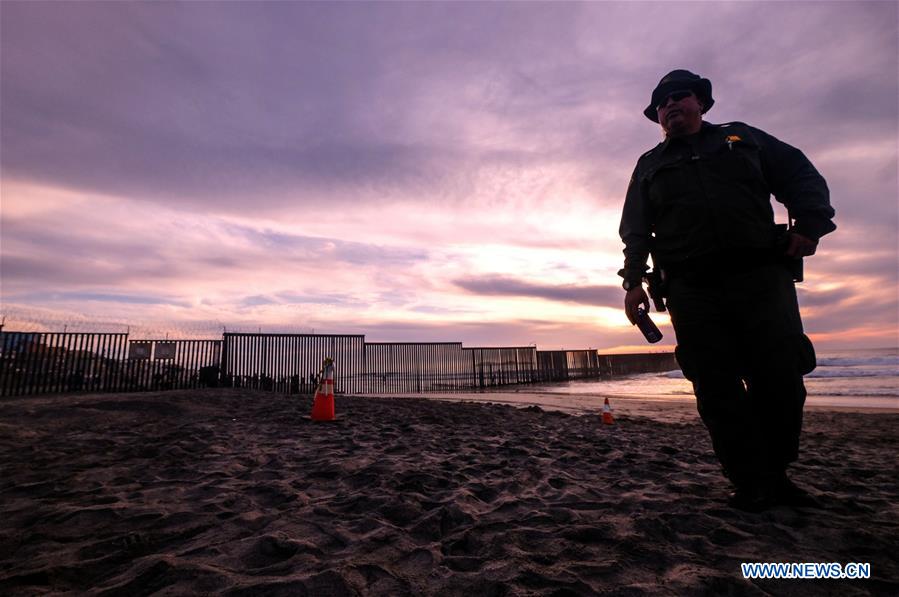 U.S.-SAN DIEGO-BORDER FENCE-MIGRANTS