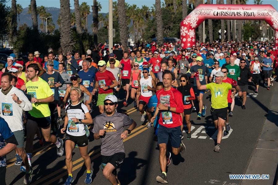 (SP)US-LOS ANGELES-CHRISTMAS RUNNING