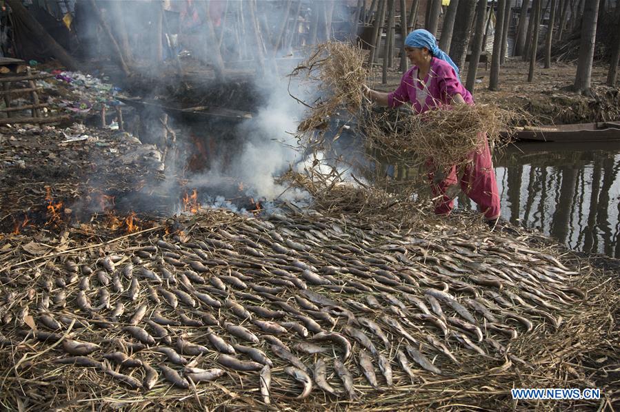 INDIA-KASHMIR-SRINAGAR-SMOKED FISH