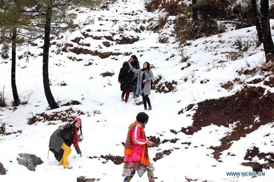 PAKISTAN-MURREE-HEAVY SNOWFALL-TOURISTS