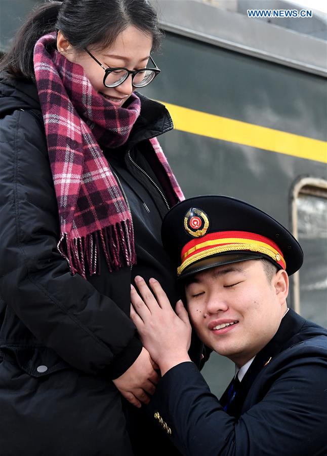 CHINA-LANTERN FESTIVAL-TRAIN ATTENDANT-FAMILY REUNION (CN)