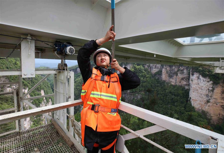 #CHINA-HUNAN-ZHANGJIAJIE-GLASS BRIDGE-CLEANER (CN)