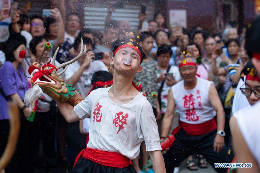 CHINA-MACAO-BIRTH OF BUDDHA-DRUNKEN DRAGON DANCE (CN)