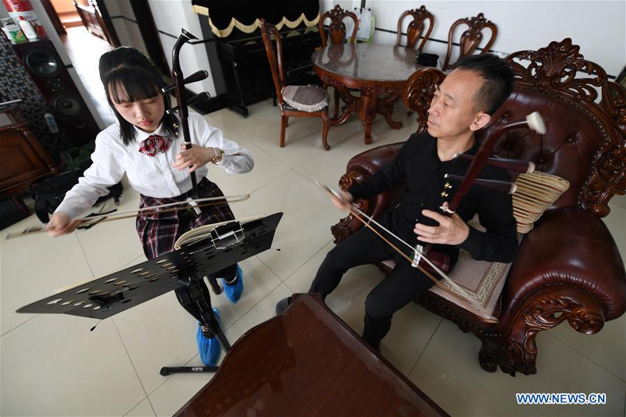 CHINA-GANSU-MUSICAL INSTRUMENTS-ERHU (CN)