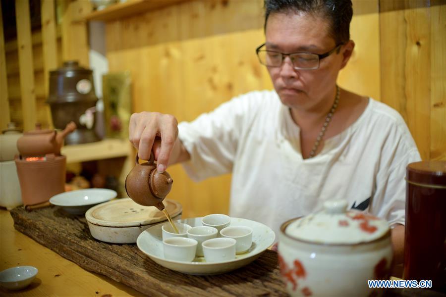 MALAYSIA-KUALA LUMPUR-TEA MASTER