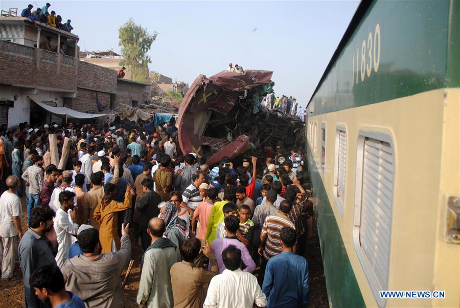 PAKISTAN-HYDERABAD-TRAIN-ACCIDENT