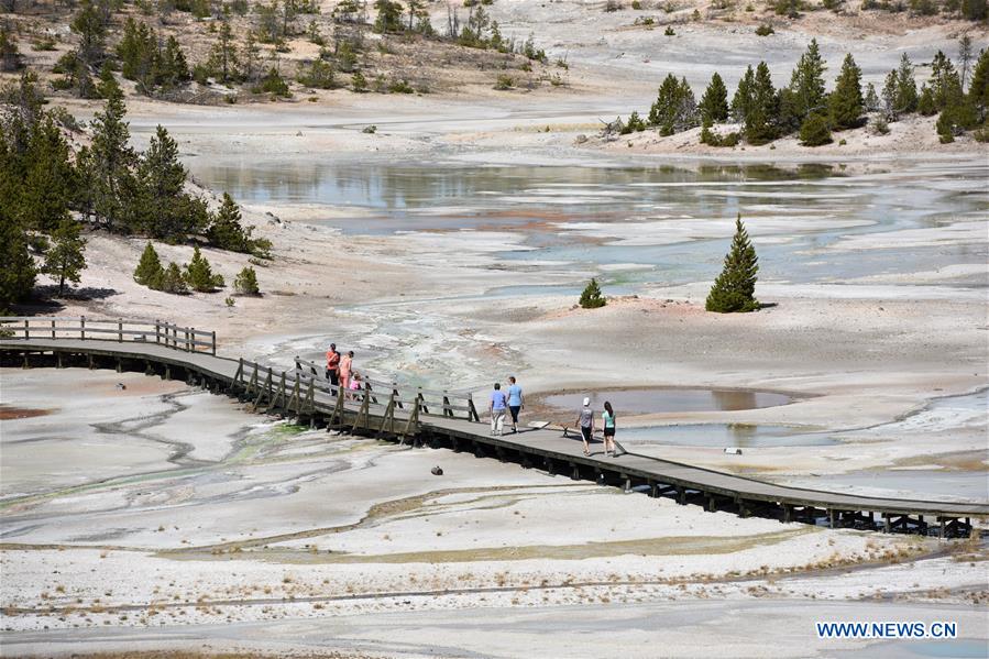 U.S.-YELLOWSTONE NATIONAL PARK-SCENERY