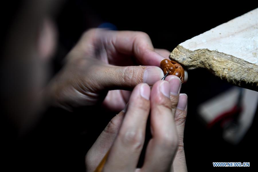 CHINA-HUNAN-CHANGSHA-FRUIT PIT-CARVING(CN)