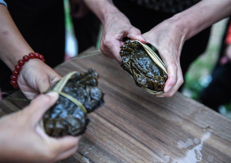 CHINA-ZHEJIANG-HUZHOU-CRAB-BINDING COMPETITION (CN)