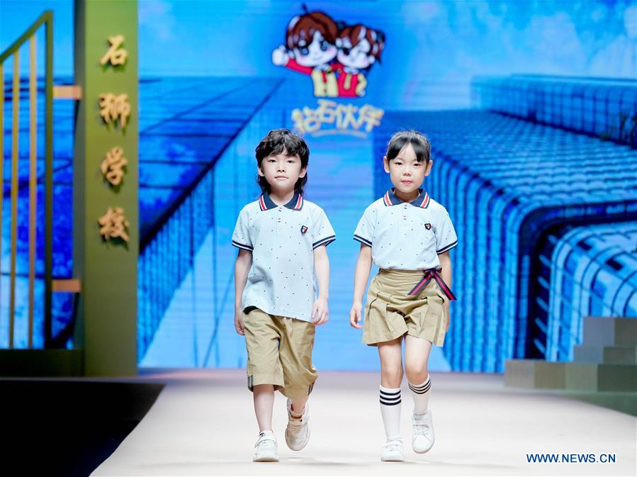 CHINA-BEIJING-SCHOOL UNIFORMS-PRESENTATION (CN)