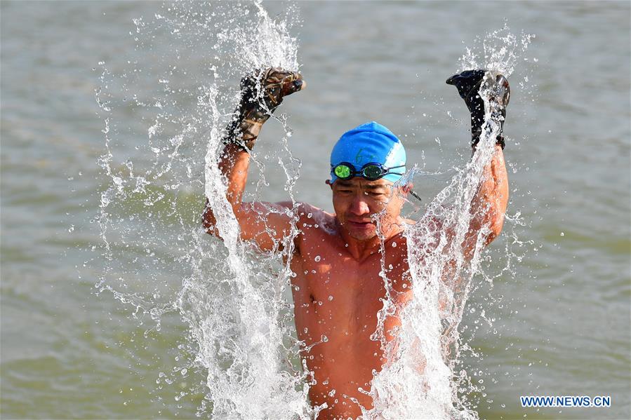 (SP)CHINA-LANZHOU-YELLOW RIVER WINTER SWIMMERS