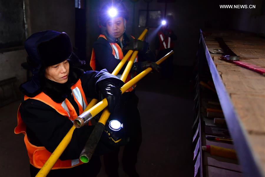 CHINA-SHANXI-RAILWAY MAINTENANCE-COUPLE (CN)