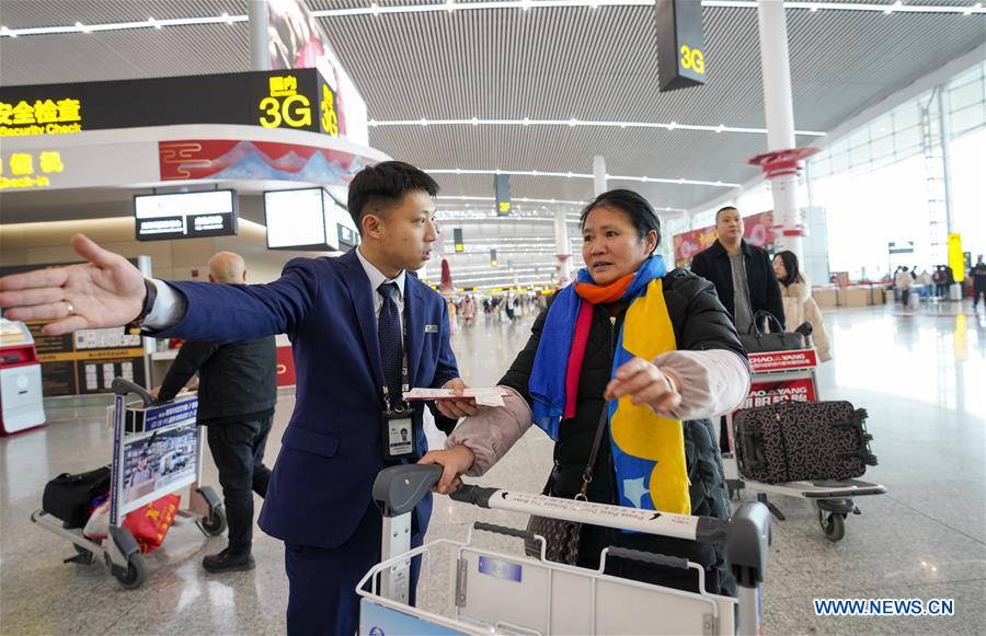 CHINA-CHONGQING-SPRING FESTIVAL TRAVEL RUSH-AIRPORT-COUPLE (CN)