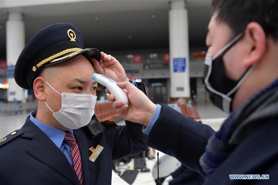 CHINA-JIANGXI-NANCHANG-CORONAVIRUS-RAILWAY STATION-COUPLE (CN)