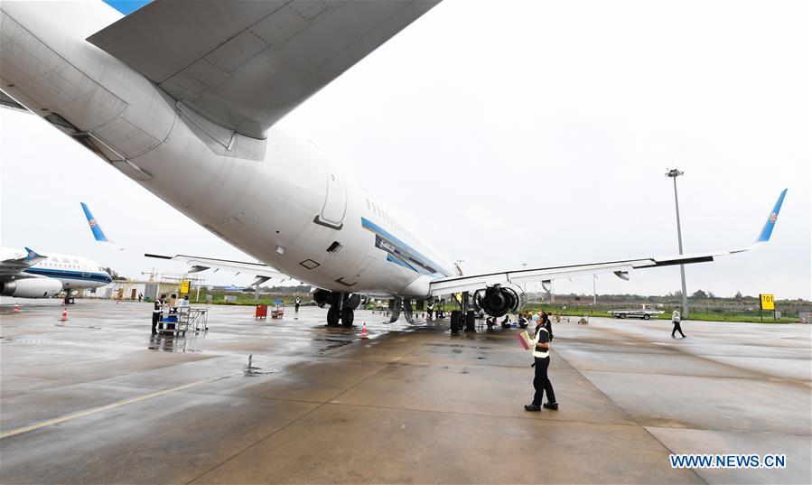 CHINA-HAINAN-HAIKOU-AIRPLANES-FEMALE MAINTENANCE ENGINEERS (CN)