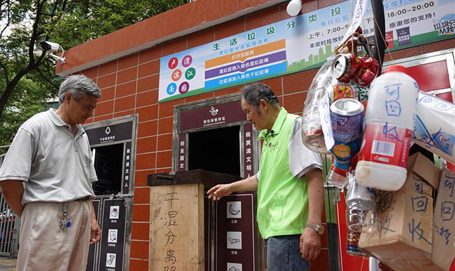 Volunteer for rubbish classification helps locals on relative problems in Shanghai