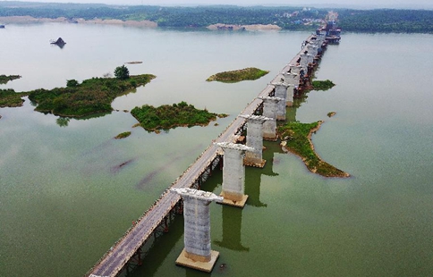 Brigde on railway between Inner Mongolia and east China under construction