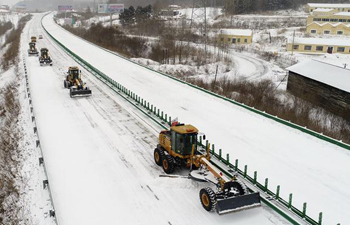 Snow removal trucks dispatched to sweep snow covered on expressway in NE China