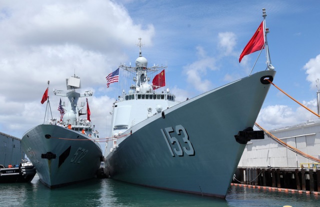 停泊珍珠港碼頭的中國海軍艦艇編隊導彈驅(qū)逐艦西安艦（右）和導彈護衛(wèi)艦衡水艦。