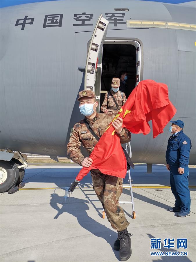 （聚焦疫情防控·圖文互動）（5）空軍第四次向武漢大規(guī)?？者\(yùn)醫(yī)療隊(duì)員和物資