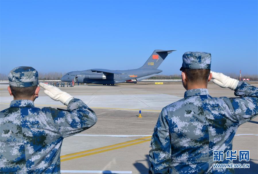 （聚焦疫情防控·圖文互動）（12）空軍第四次向武漢大規(guī)模空運(yùn)醫(yī)療隊(duì)員和物資