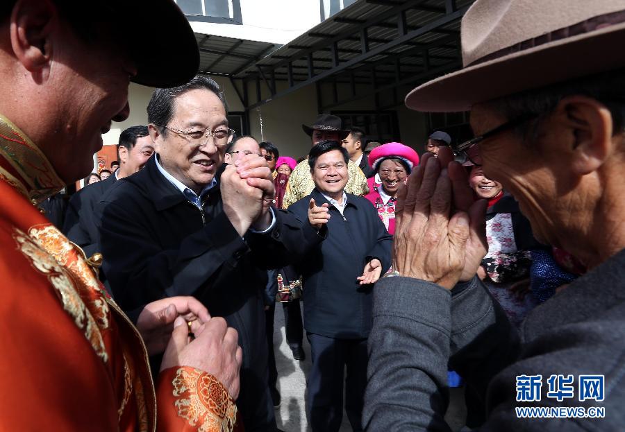 這是5月16日，俞正聲在香格里拉縣建塘鎮(zhèn)金龍社區(qū)與居民們親切交談。 新華社記者 劉衛(wèi)兵 攝