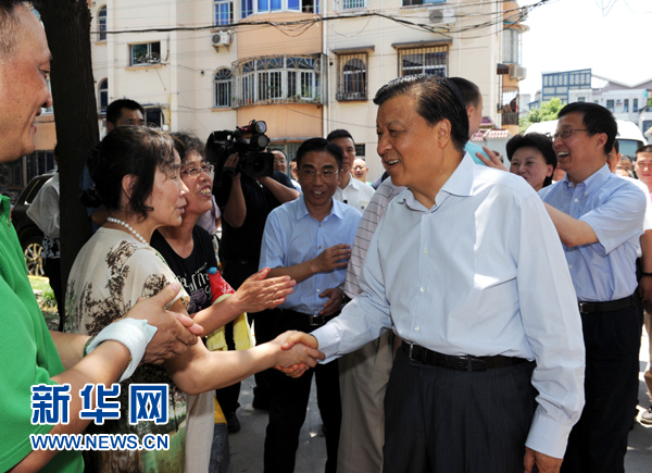 這是7月22日，劉云山在上海市普陀區(qū)桃浦鎮(zhèn)蓮花公寓居委會調(diào)研時同社區(qū)居民親切握手。新華社記者 饒愛民 攝