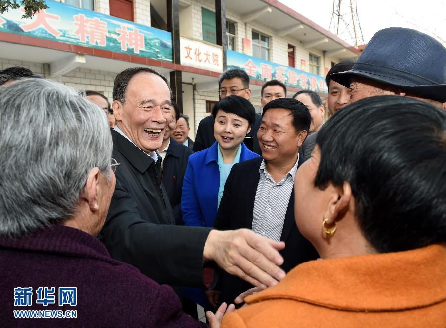 3月27日至28日，中共中央政治局常委、中央紀委書記王岐山到河南省調(diào)研，并主持召開座談會。這是3月27日王岐山在河南林州姚村鎮(zhèn)馮家口村同村民親切交談。 新華社記者 饒愛民 攝