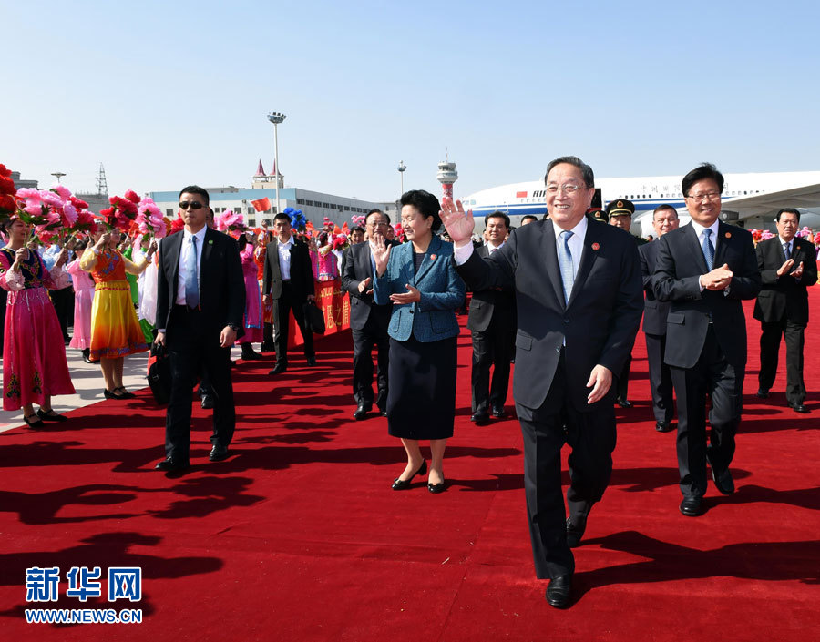  9月25日，以中共中央政治局常委、全國政協(xié)主席俞正聲為團(tuán)長的中央代表團(tuán)飛抵烏魯木齊，出席新疆維吾爾自治區(qū)成立60周年慶祝活動。新華社記者 饒愛民 攝