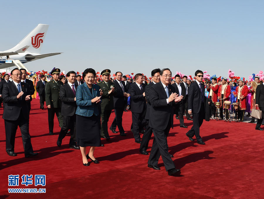 9月25日，以中共中央政治局常委、全國政協(xié)主席俞正聲為團(tuán)長的中央代表團(tuán)飛抵烏魯木齊，出席新疆維吾爾自治區(qū)成立60周年慶?；顒印Ｐ氯A社記者 高潔 攝