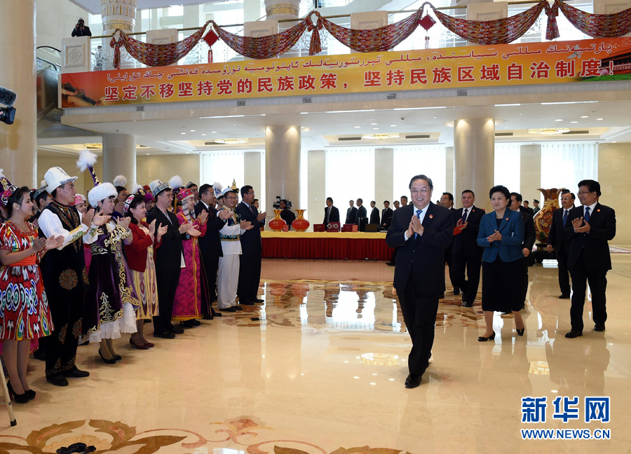 9月25日，中共中央政治局常委、全國政協(xié)主席、中央代表團(tuán)團(tuán)長俞正聲率中央代表團(tuán)出席向新疆維吾爾自治區(qū)贈(zèng)送紀(jì)念品儀式。 新華社記者饒愛民 攝 