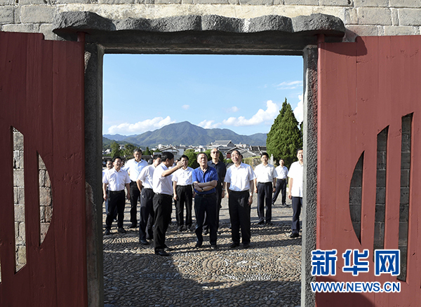 9月24日至26日，中共中央政治局常委、中央紀(jì)委書記王岐山在福建調(diào)研。這是9月24日，王岐山在上杭縣古田鎮(zhèn)參觀古田會(huì)議會(huì)址。新華社記者張鐸攝