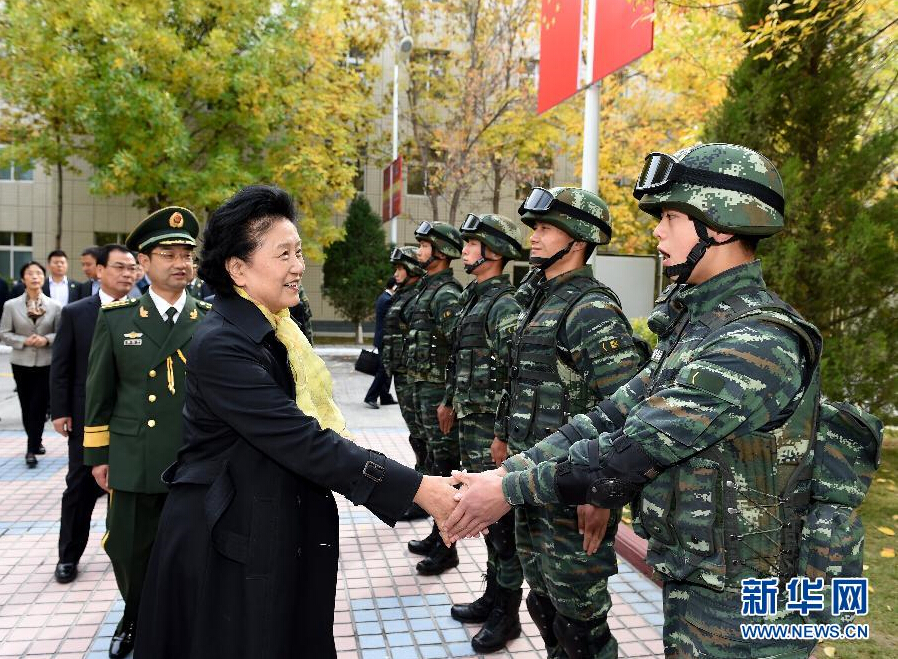 9月28日，中共中央政治局委員、國務(wù)院副總理、中央代表團(tuán)副團(tuán)長劉延?xùn)|率中央代表團(tuán)分團(tuán)赴阿克蘇地區(qū)、伊犁哈薩克自治州慰問，與各族干部群眾共度節(jié)日、共享歡樂。這是劉延?xùn)|在伊犁武警8660部隊(duì)駐地慰問官兵。新華社記者張領(lǐng)攝