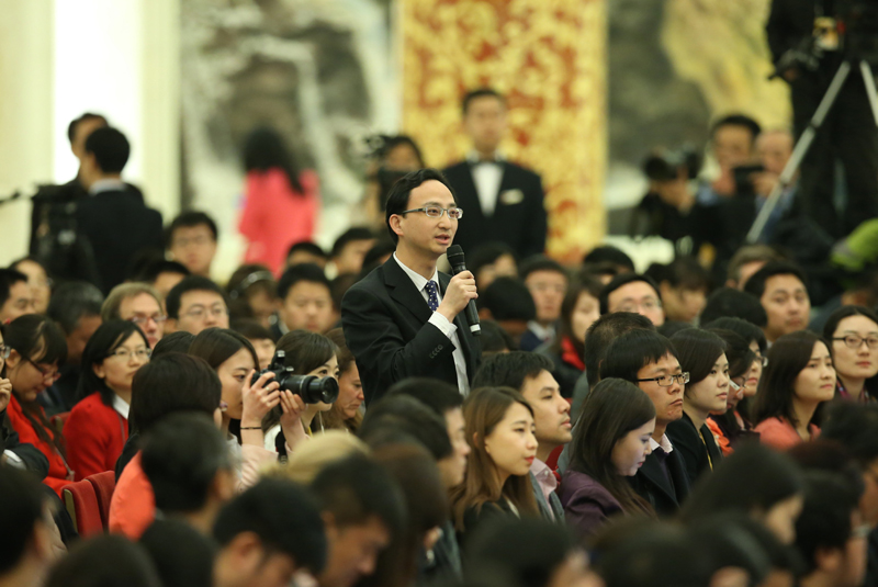 3月15日，國務院總理李克強在北京人民大會堂與中外記者見面，并回答記者提問。這是一位記者在提問。 新華社記者 龐興雷 攝