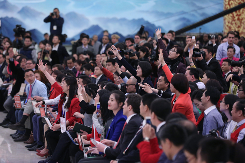 3月15日，國務院總理李克強在北京人民大會堂與中外記者見面，并回答記者提問。這是記者舉手爭取提問機會。 新華社記者 才揚 攝