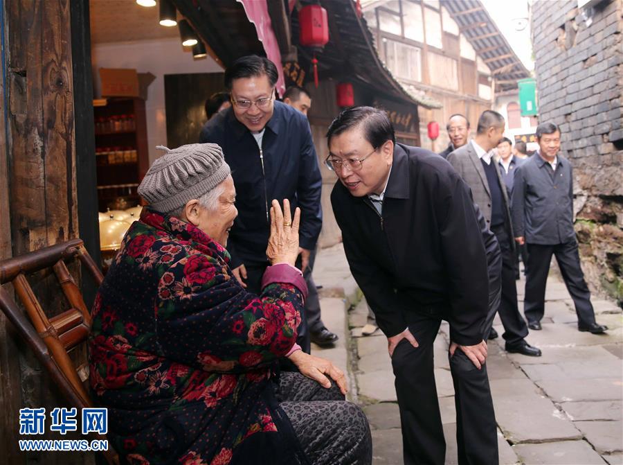 這是11月21日，張德江在宜賓李莊鎮(zhèn)同濟(jì)社區(qū)與居民親切交談。 新華社記者 劉衛(wèi)兵 攝 