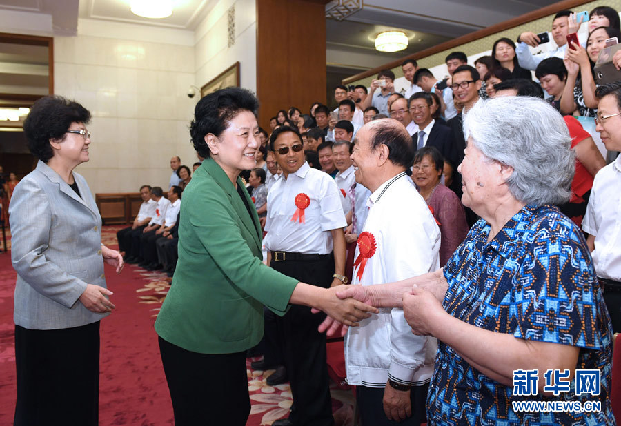 6月16日，中共中央政治局委員、國務(wù)院副總理劉延?xùn)|在北京看望出席中國人口福利基金會成立30周年座談會的歷屆“中華人口獎”獲獎?wù)叽?。新華社記者 饒愛民 攝