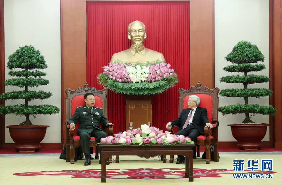 6月18日，在越南首都河內(nèi)，正在越南訪問的中央軍委副主席范長龍（左）會見越共中央總書記阮富仲。 新華社發(fā)（李曉偉攝） 