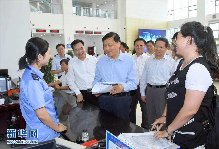 6月22日至24日，中共中央政治局常委、中央書記處書記劉云山在遼寧調(diào)研。這是6月22日，劉云山在中國（遼寧）自貿(mào)試驗區(qū)營口片區(qū)與干部群眾深入交流。新華社記者 張鐸 攝