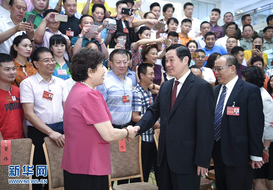 7月19日，中國曲藝家協(xié)會第八次全國代表大會在北京召開。中共中央政治局委員、中央書記處書記、中宣部部長劉奇葆出席開幕式并講話。這是開幕式前，劉奇葆接見與會代表。新華社記者 張領 攝