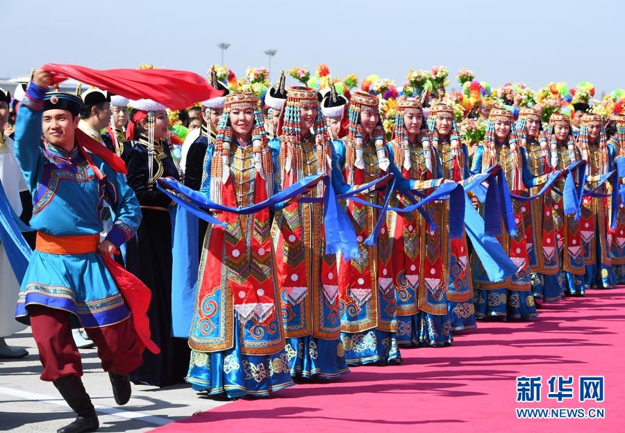 8月7日，以中共中央政治局常委、全國(guó)政協(xié)主席俞正聲為團(tuán)長(zhǎng)的中央代表團(tuán)飛抵呼和浩特，出席內(nèi)蒙古自治區(qū)成立70周年慶?；顒?dòng)。中央代表團(tuán)在機(jī)場(chǎng)受到內(nèi)蒙古各族群眾的熱烈歡迎。新華社記者 張領(lǐng) 攝