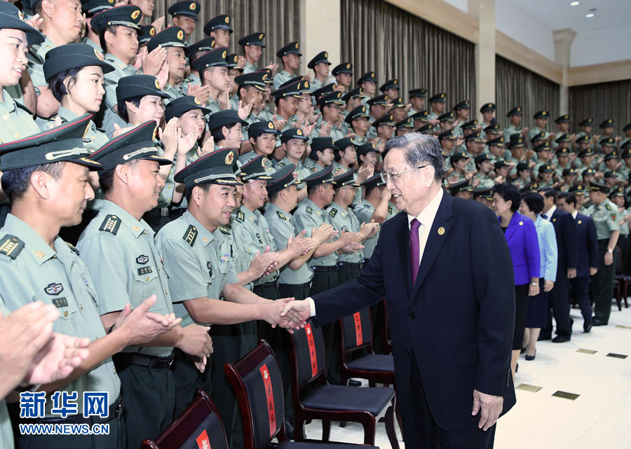 8月7日，中共中央政治局常委、全國(guó)政協(xié)主席、中央代表團(tuán)團(tuán)長(zhǎng)俞正聲率代表團(tuán)部分成員分別赴內(nèi)蒙古軍區(qū)、武警內(nèi)蒙古總隊(duì)、武警內(nèi)蒙古森林總隊(duì)慰問(wèn)，并會(huì)見(jiàn)自治區(qū)政法干警代表。這是俞正聲會(huì)見(jiàn)內(nèi)蒙古軍區(qū)指戰(zhàn)員。新華社記者 張領(lǐng) 攝