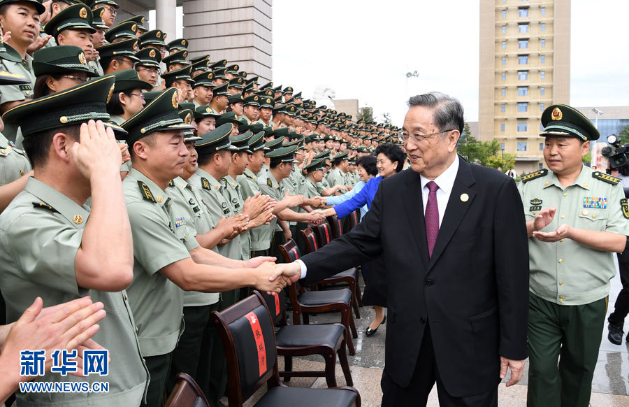 8月7日，中共中央政治局常委、全國(guó)政協(xié)主席、中央代表團(tuán)團(tuán)長(zhǎng)俞正聲率代表團(tuán)部分成員分別赴內(nèi)蒙古軍區(qū)、武警內(nèi)蒙古總隊(duì)、武警內(nèi)蒙古森林總隊(duì)慰問(wèn)，并會(huì)見(jiàn)自治區(qū)政法干警代表。這是俞正聲會(huì)見(jiàn)武警內(nèi)蒙古總隊(duì)官兵。新華社記者 張領(lǐng) 攝